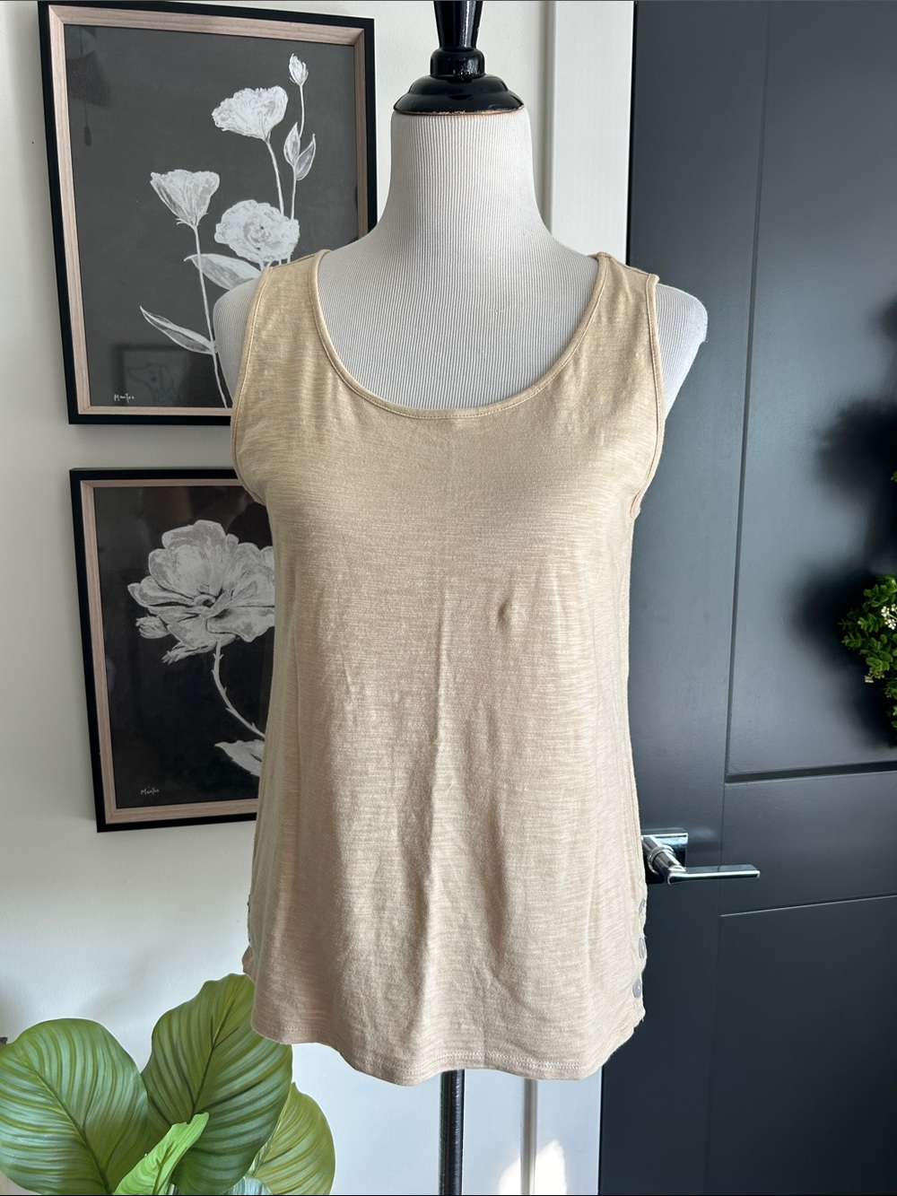 🌹 lovely S Sleeveless Scoop Neck Tank Top with buttons — Cream beige
